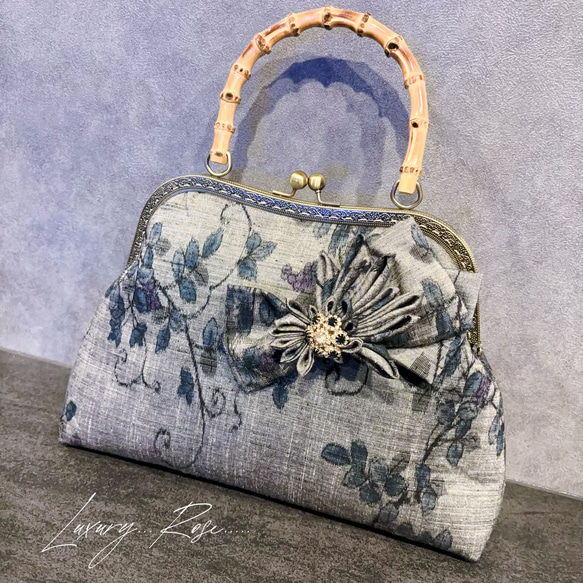 新作　和の心シリーズ　洗練された大きめバンブー紬の優しい艶感に飾りを添えて、、、つまみ細工コサージュバッグ 10枚目の画像