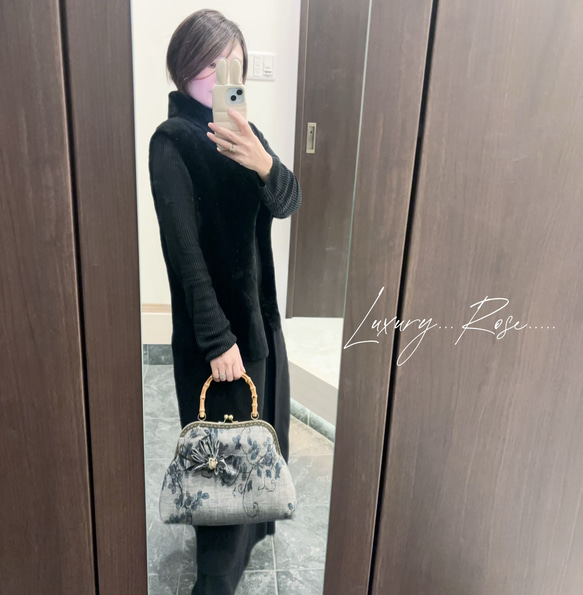 新作　和の心シリーズ　洗練された大きめバンブー紬の優しい艶感に飾りを添えて、、、つまみ細工コサージュバッグ 14枚目の画像