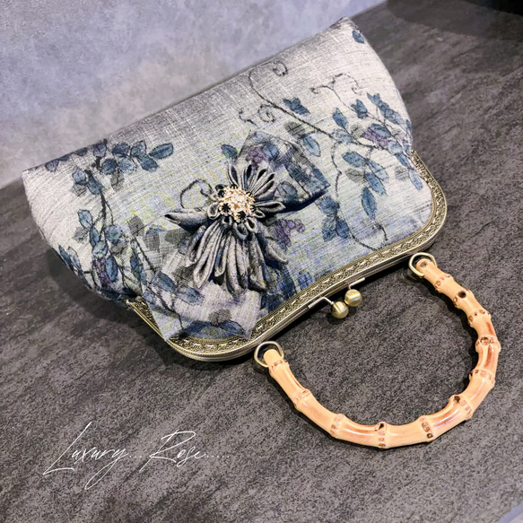 新作　和の心シリーズ　洗練された大きめバンブー紬の優しい艶感に飾りを添えて、、、つまみ細工コサージュバッグ 7枚目の画像