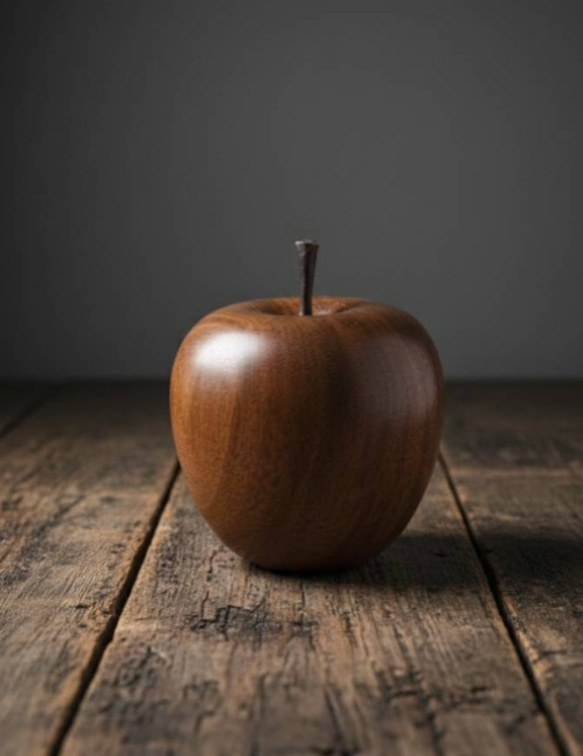 ウォールナット無垢材から削り出した「林檎」オブジェ（黒檀の軸