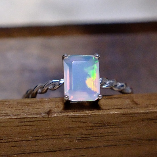 【希少・一点物】最高品質天然石 エメラルドカット オパールリング シルバー925