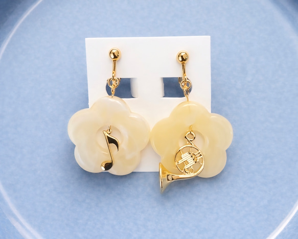 ホルンと音符 揺れるお花のイヤリング（ピアス変更可） イヤリング