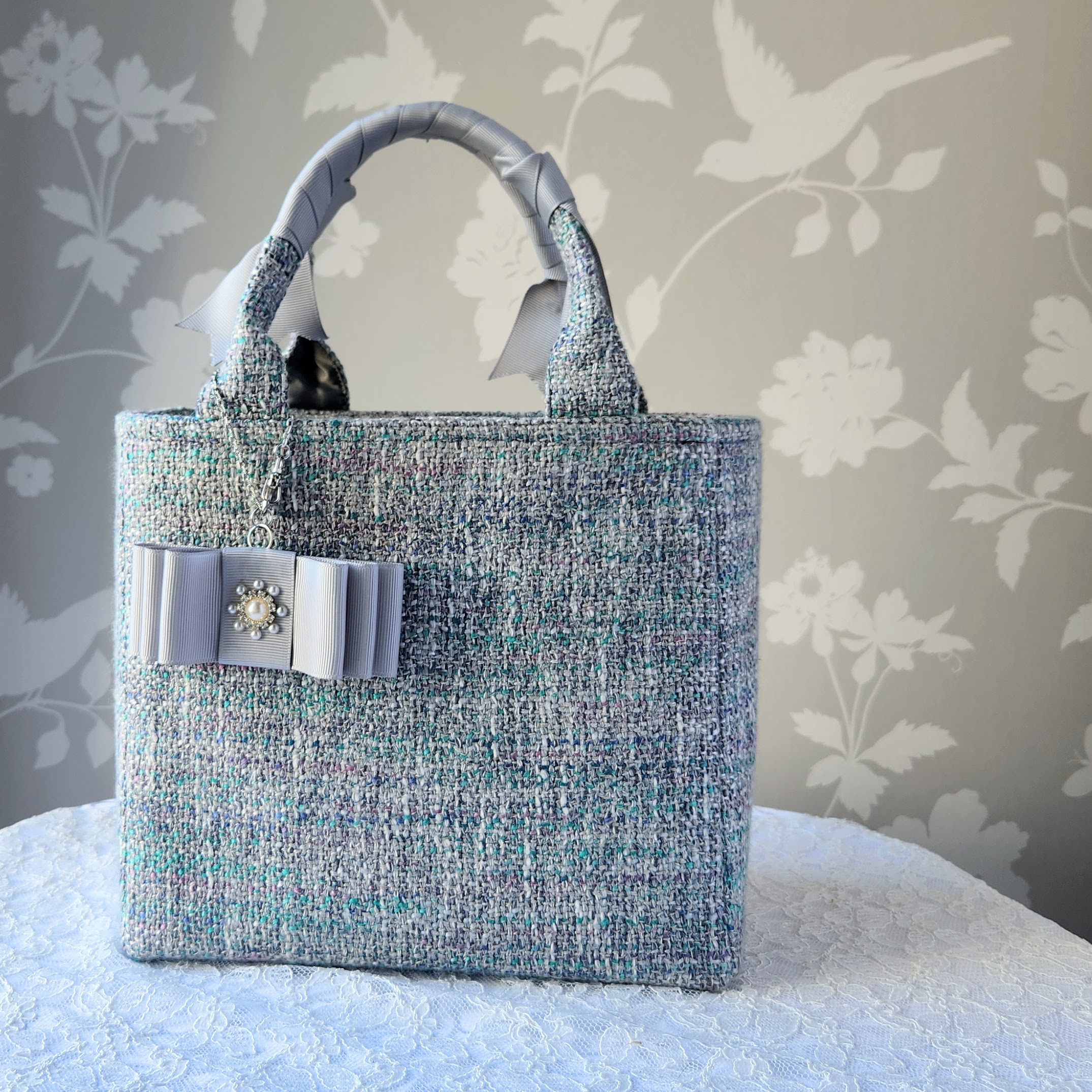 年齢を重ねた女性に似合う柔らかなニュアンスカラーのツイードトートバッグ