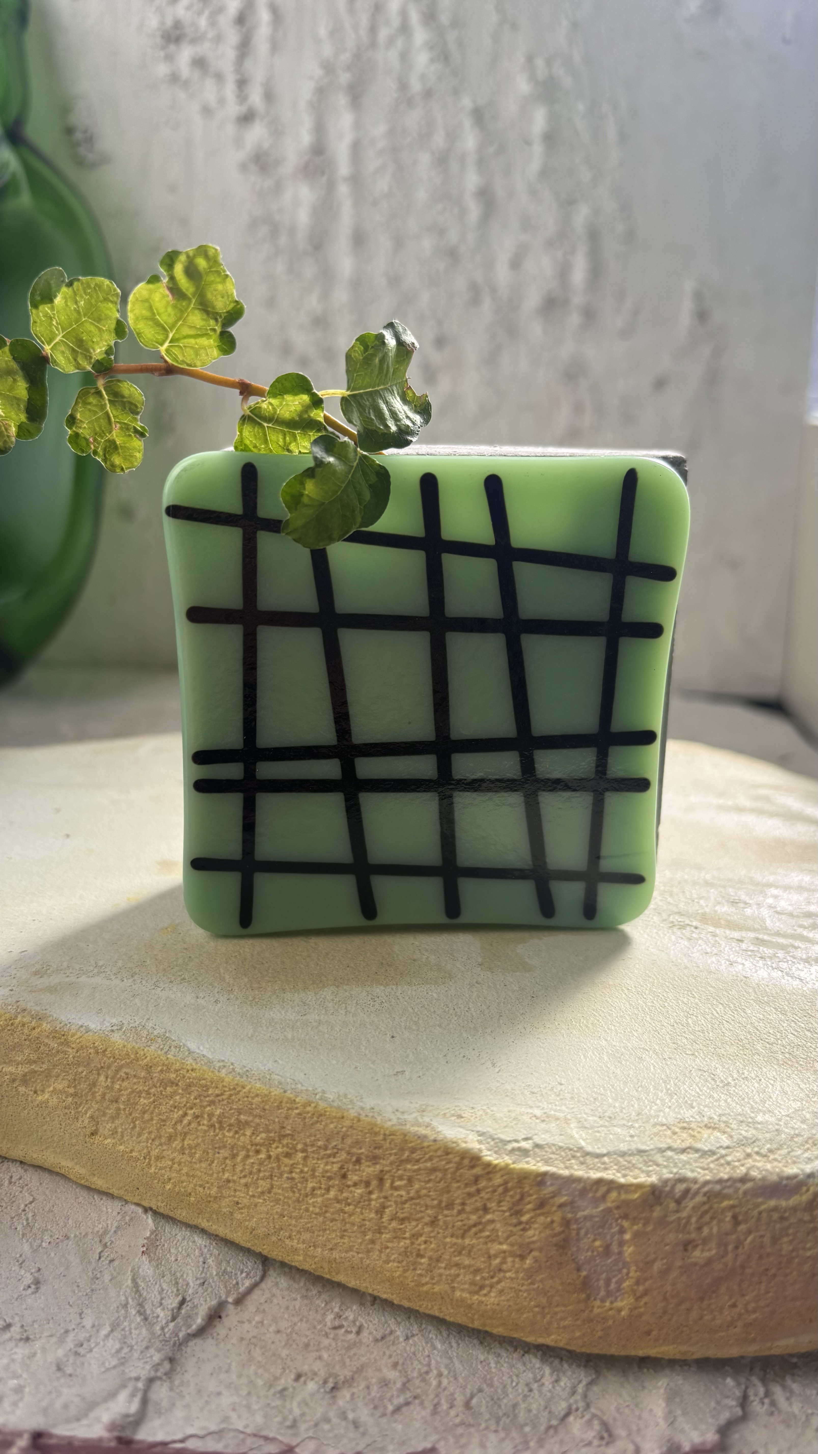 ガラスとコンクリートの一輪挿し