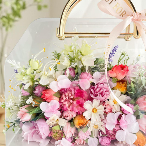 花を持ち歩くように贈る｜春の小花が咲く 光触媒フラワーバッグ