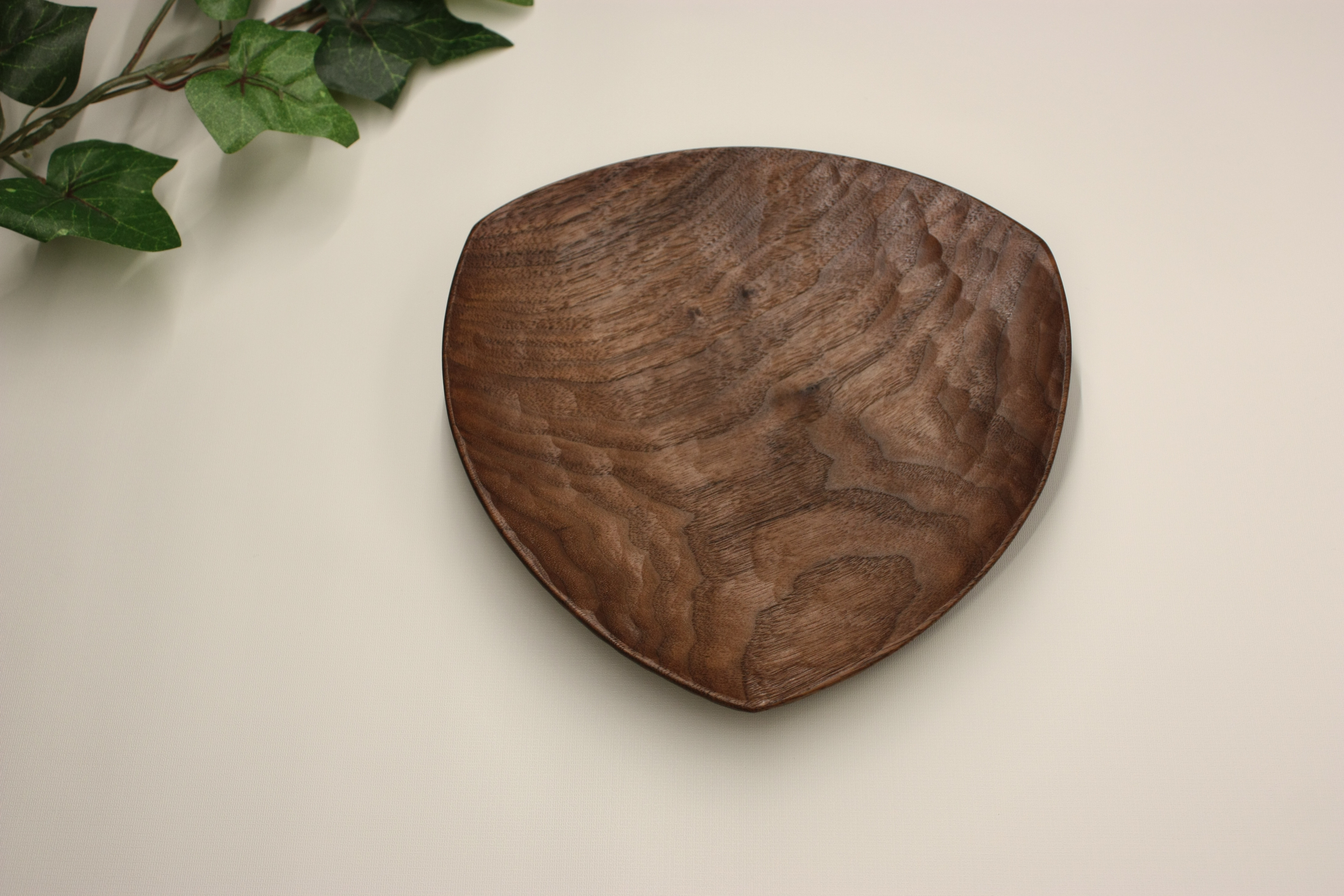 手彫りで仕上げた三角皿(お菓子皿、ケーキ皿) ウォールナット