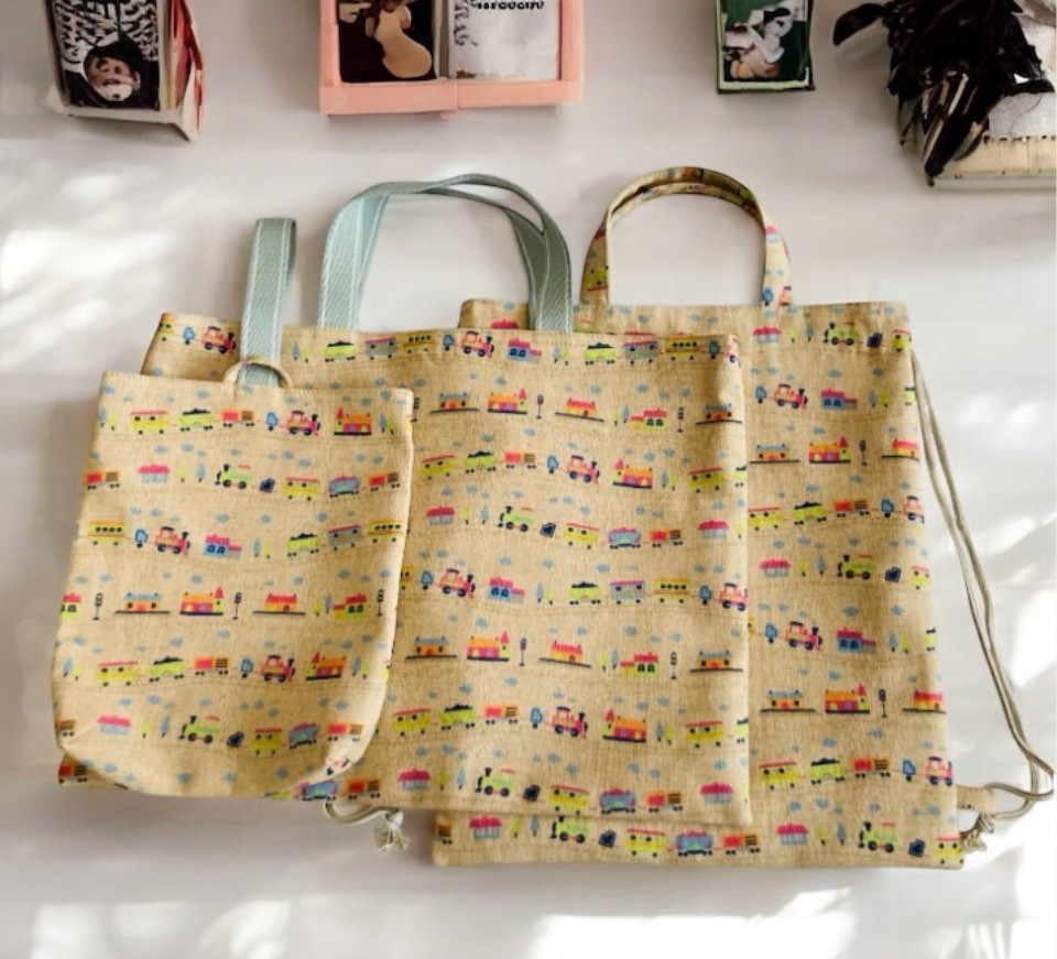 ★通園バッグ レッスンバッグ 3点セット ベージュ通園バッグ 通学バッグ 上履き入れ、体操着入れ お着替え袋 でんしゃ柄