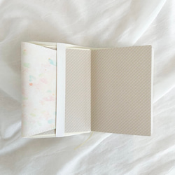 《花卉新聞》彩色書籍封面 | 柔和的春日色彩，平裝本尺寸 第4張的照片