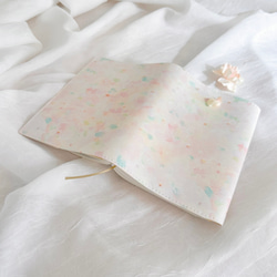 《花卉新聞》彩色書籍封面 | 柔和的春日色彩，平裝本尺寸 第3張的照片