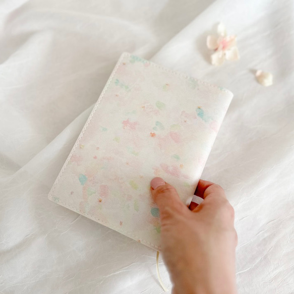 《花卉新聞》彩色書籍封面 | 柔和的春日色彩，平裝本尺寸 第1張的照片