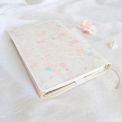 《花卉新聞》彩色書籍封面 | 柔和的春日色彩，平裝本尺寸 第2張的照片