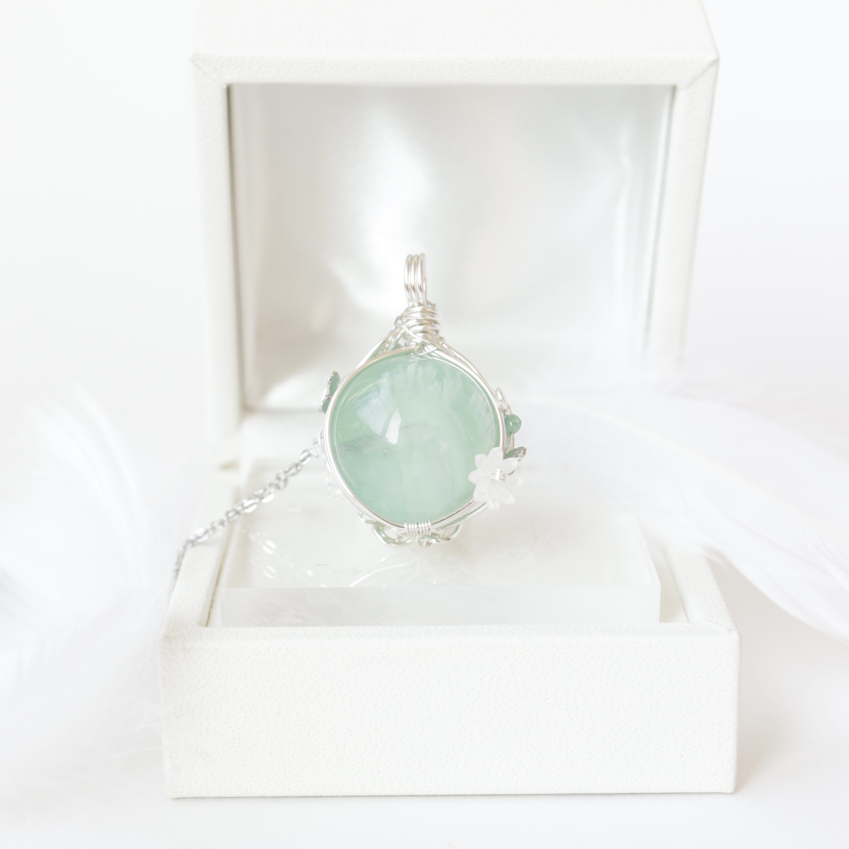 【1点もの】エンジェルフェザーフローライト《天使の微睡み》｜心を癒す白花のペンダント