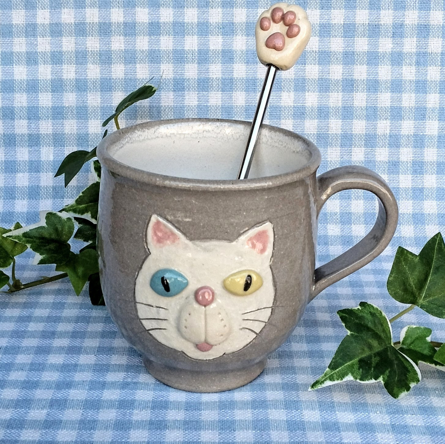 オッドアイの猫の ぷくぷく立体カップ ＆ 肉球のマドラー