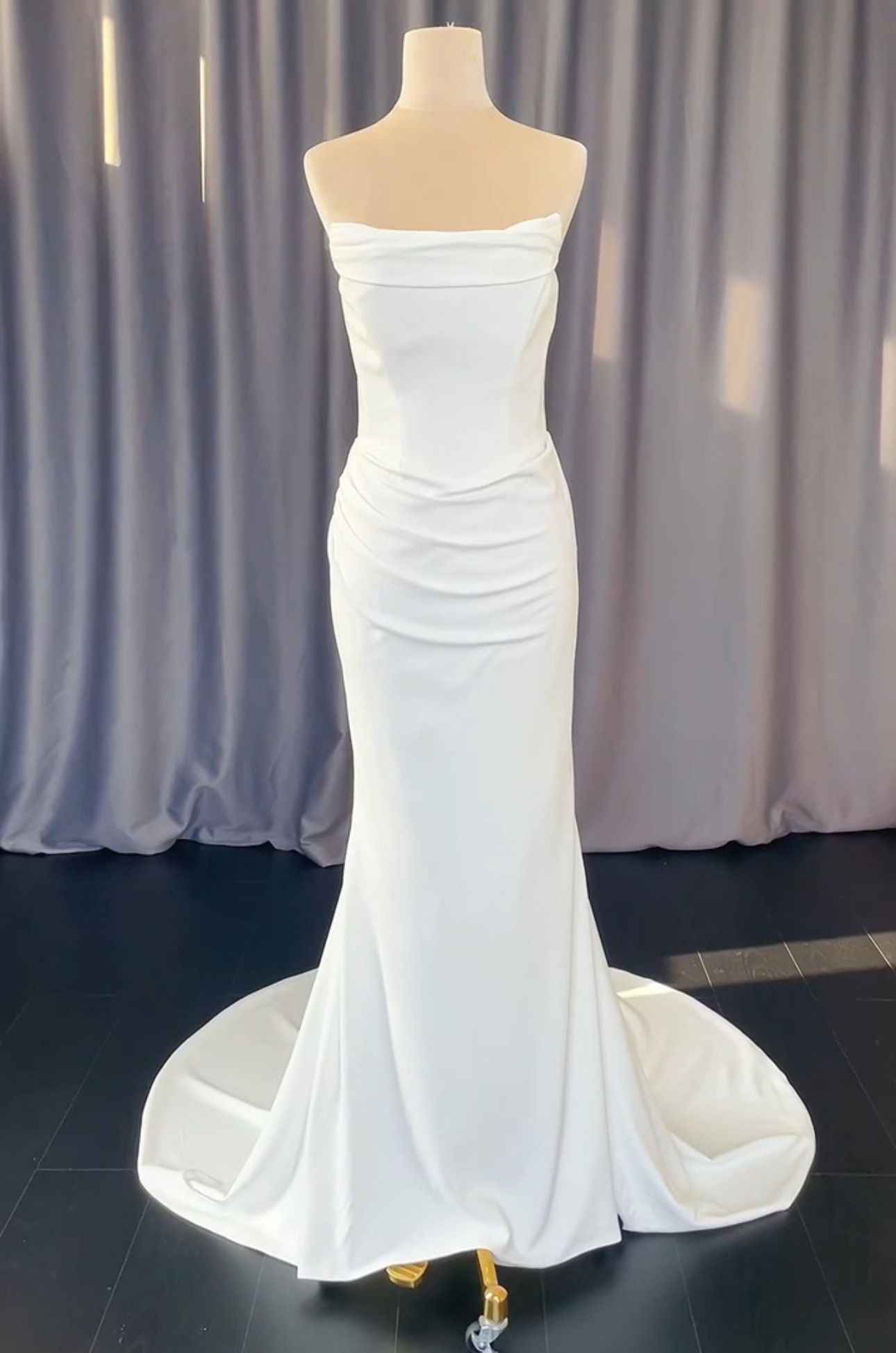 高品質保証　お色直し　チューブトップ　くるみボタン　ファスナー　胸フリル　ノースリーブ　可愛い　シンプル　無地前撮り花嫁