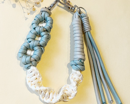 パラコード お花のハンドストラップ バッグチャーム 水色 携帯