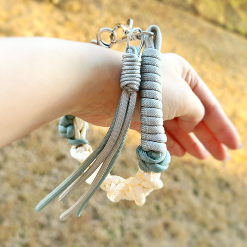 パラコード お花のハンドストラップ バッグチャーム 水色 携帯
