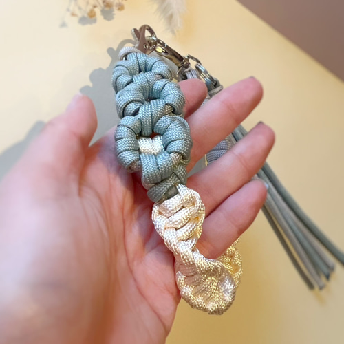 パラコード お花のハンドストラップ バッグチャーム 水色 携帯