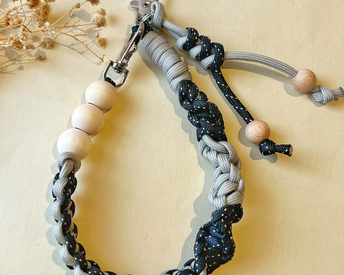 パラコード スマフォのハンドストラップ バッグチャーム 黒 携帯