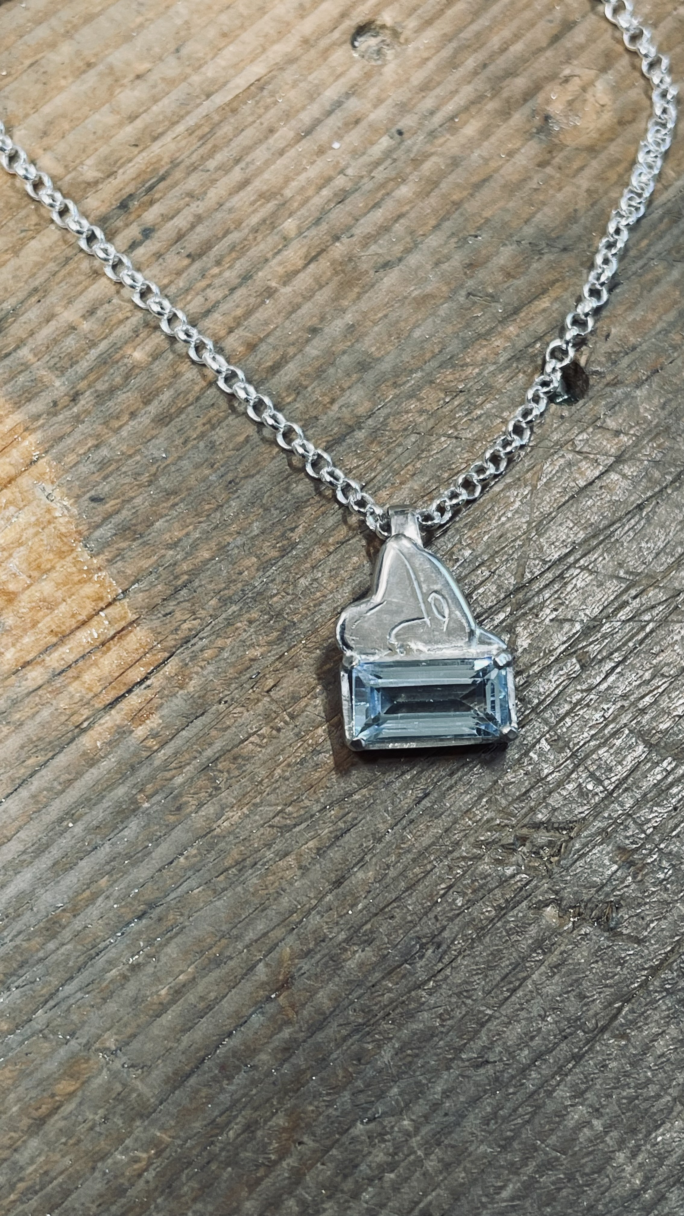 シャチとブルートパーズのネックレス