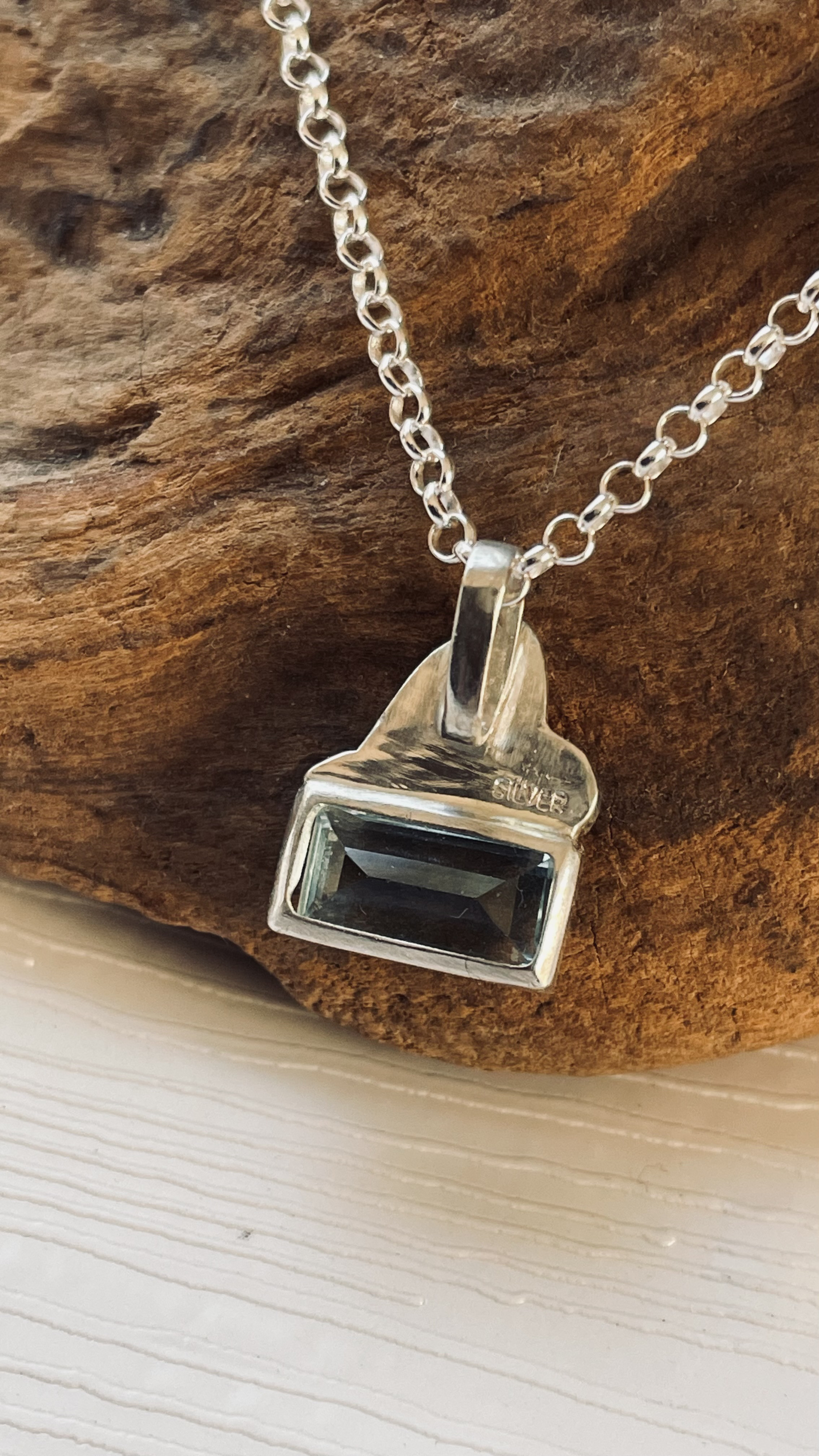 シャチとブルートパーズのネックレス