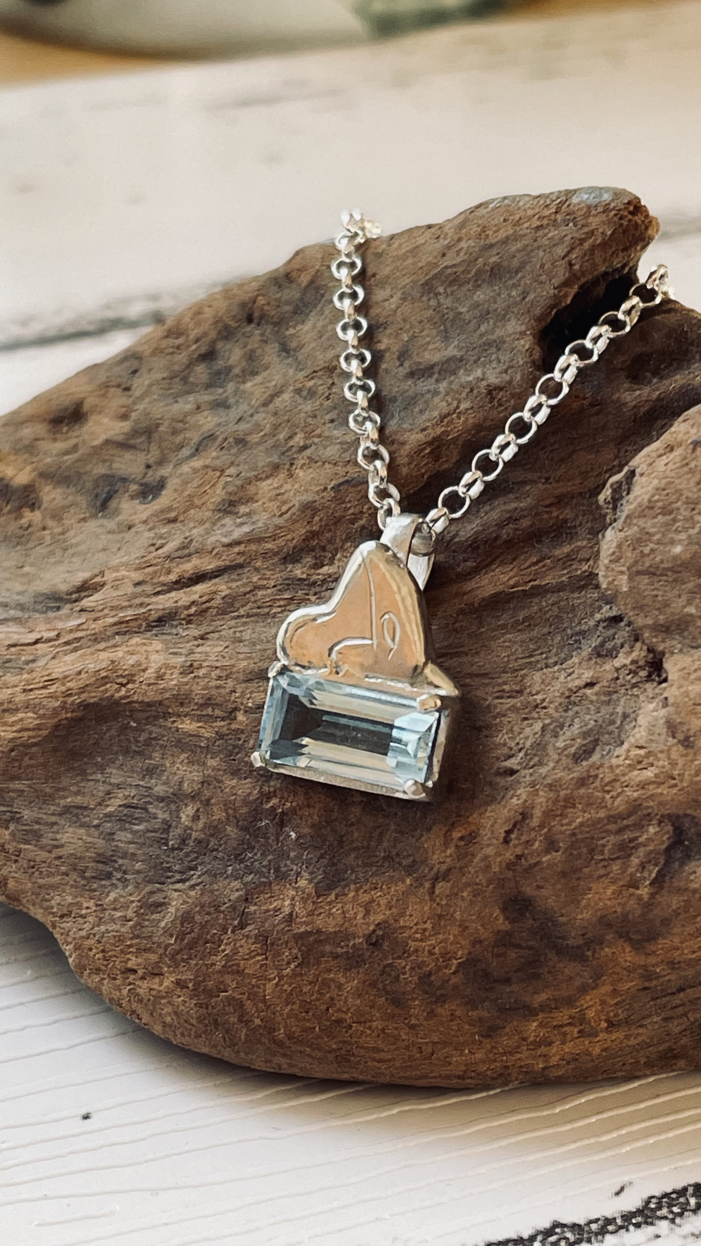 シャチとブルートパーズのネックレス