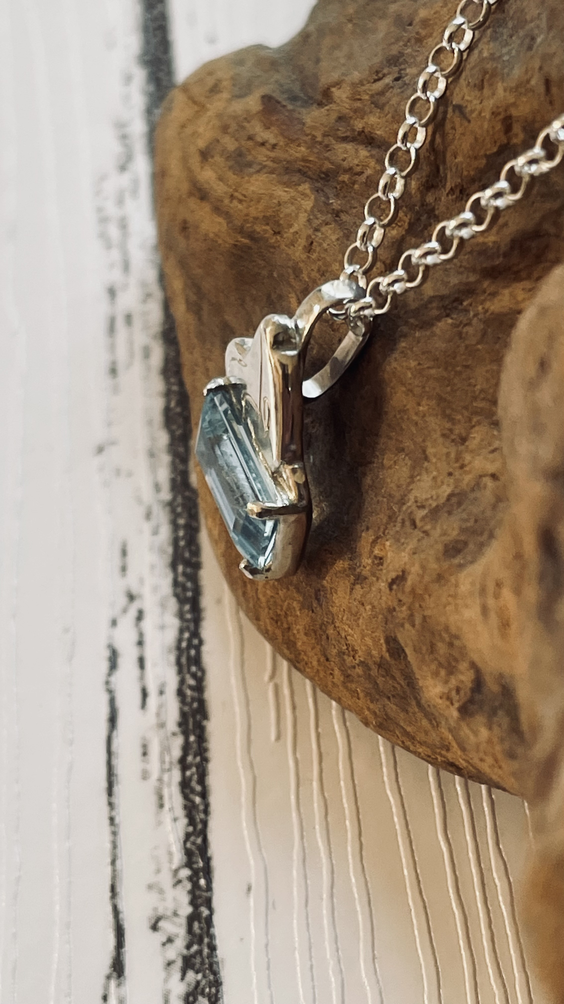 シャチとブルートパーズのネックレス