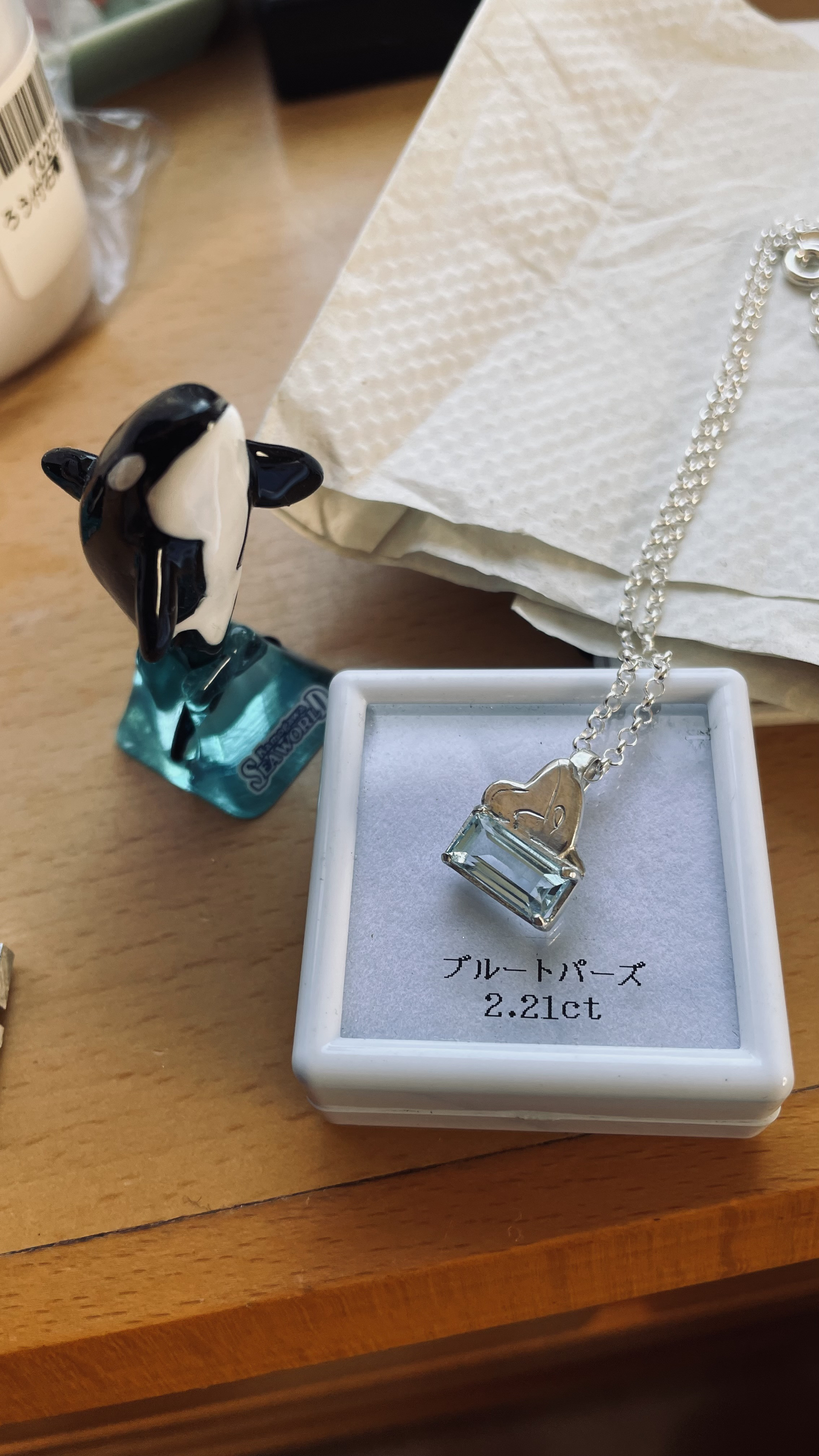 シャチとブルートパーズのネックレス