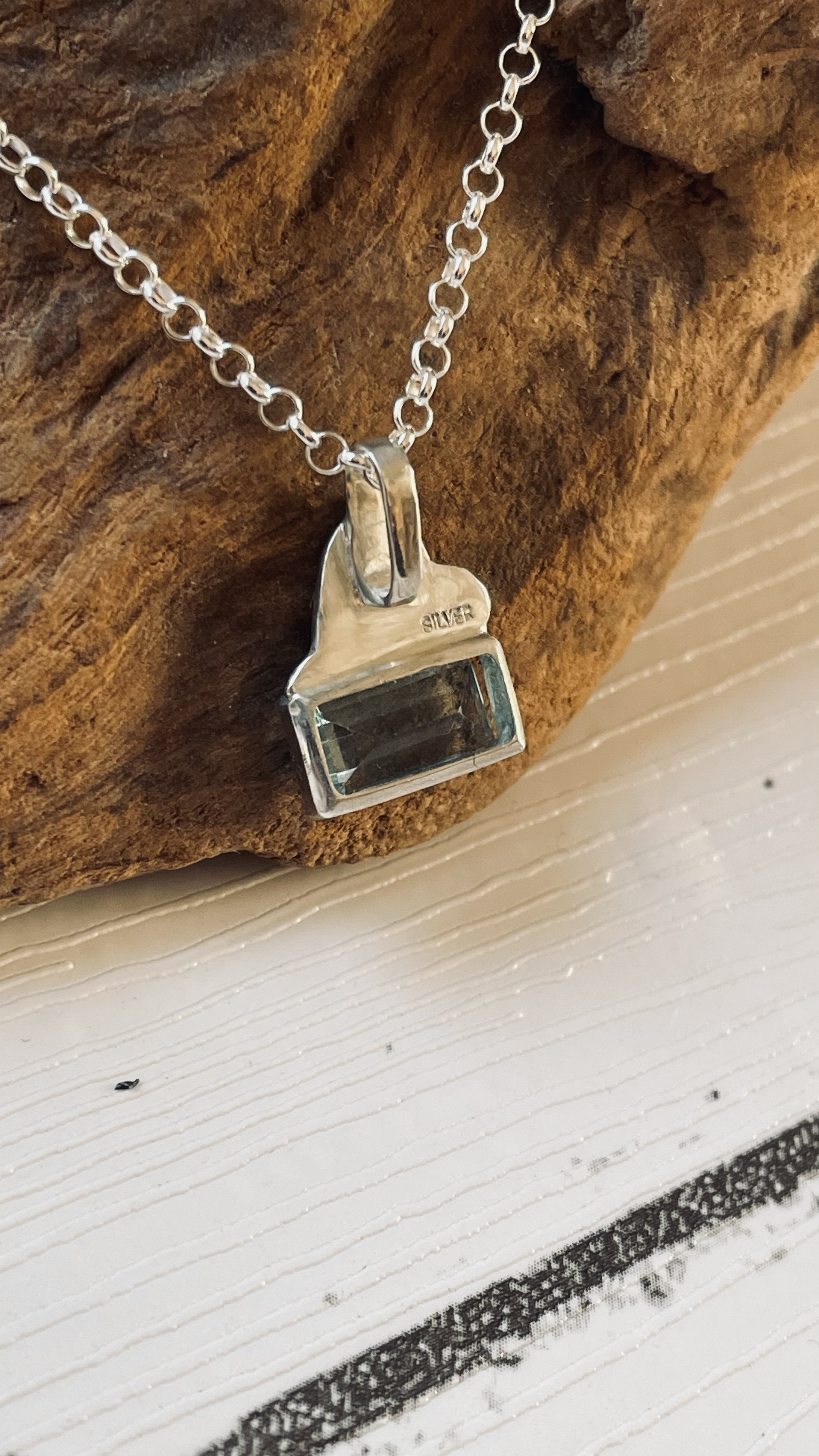 シャチとブルートパーズのネックレス