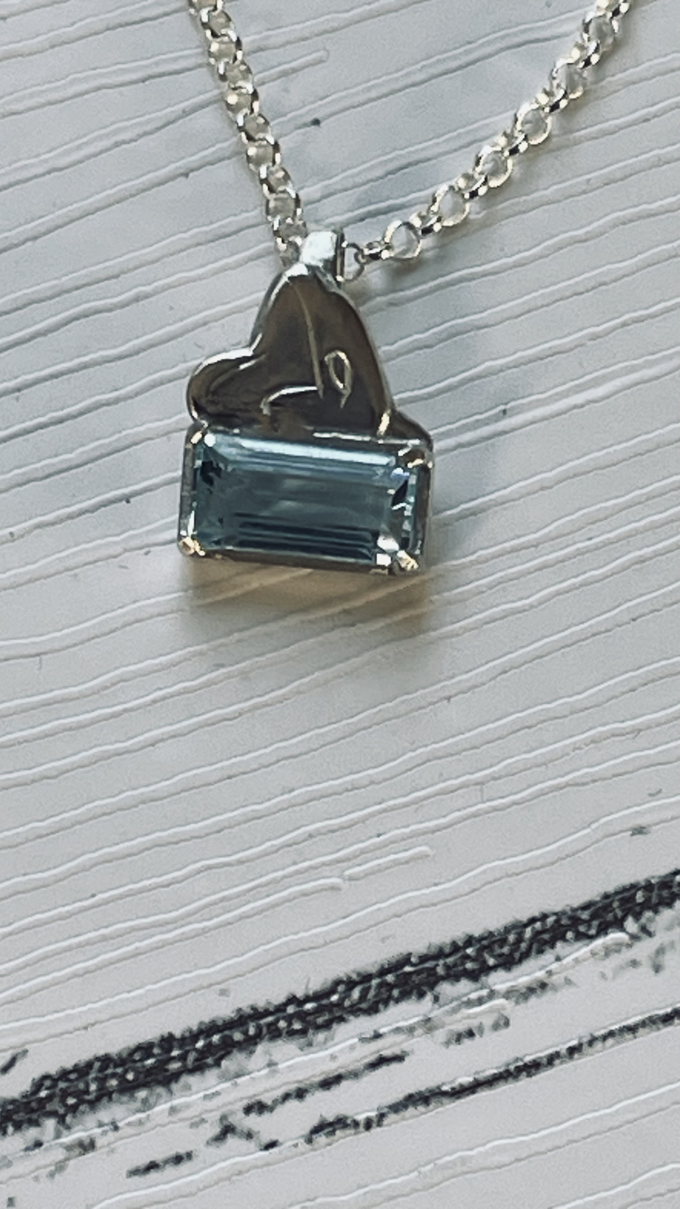 シャチとブルートパーズのネックレス