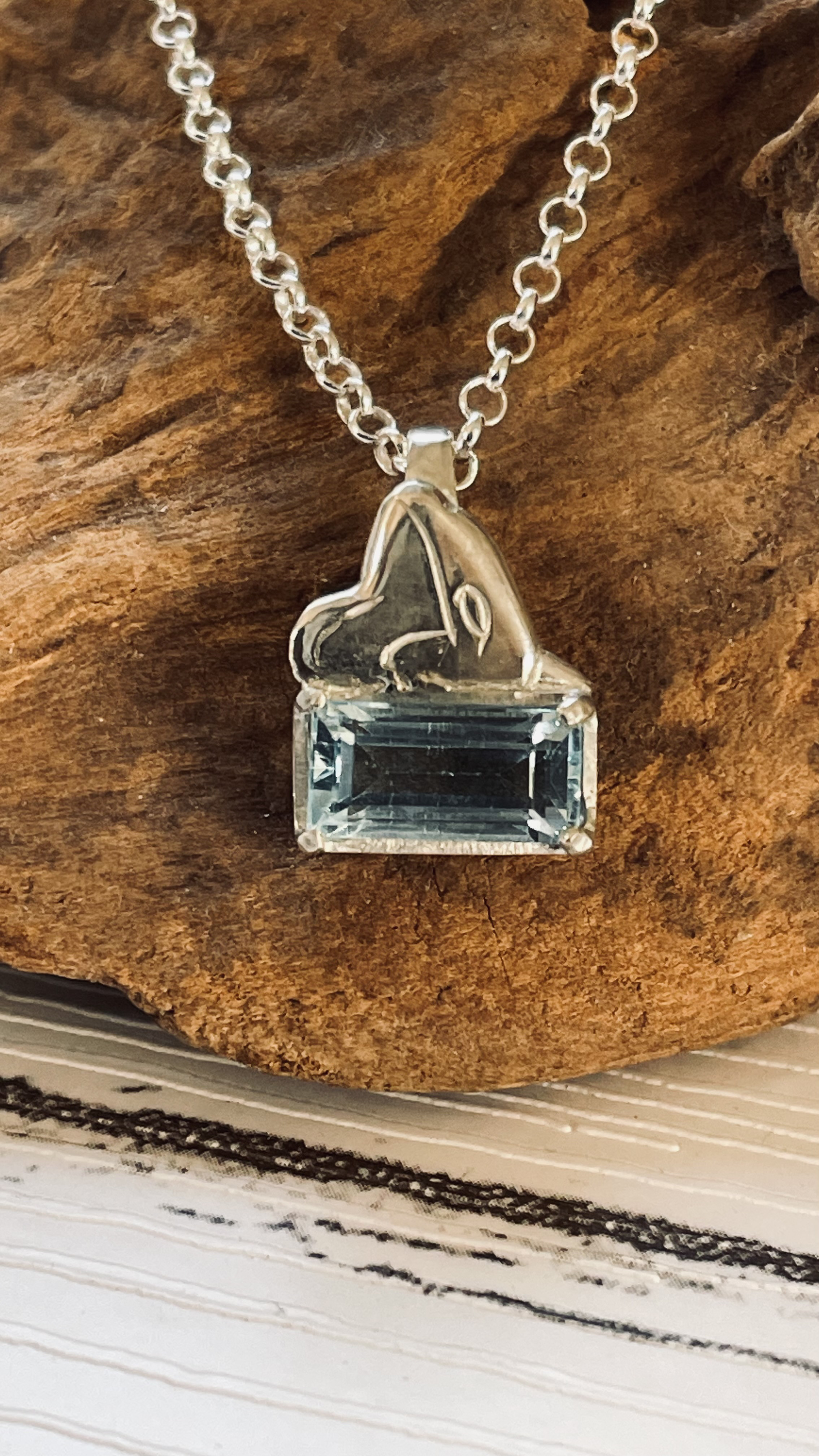 シャチとブルートパーズのネックレス