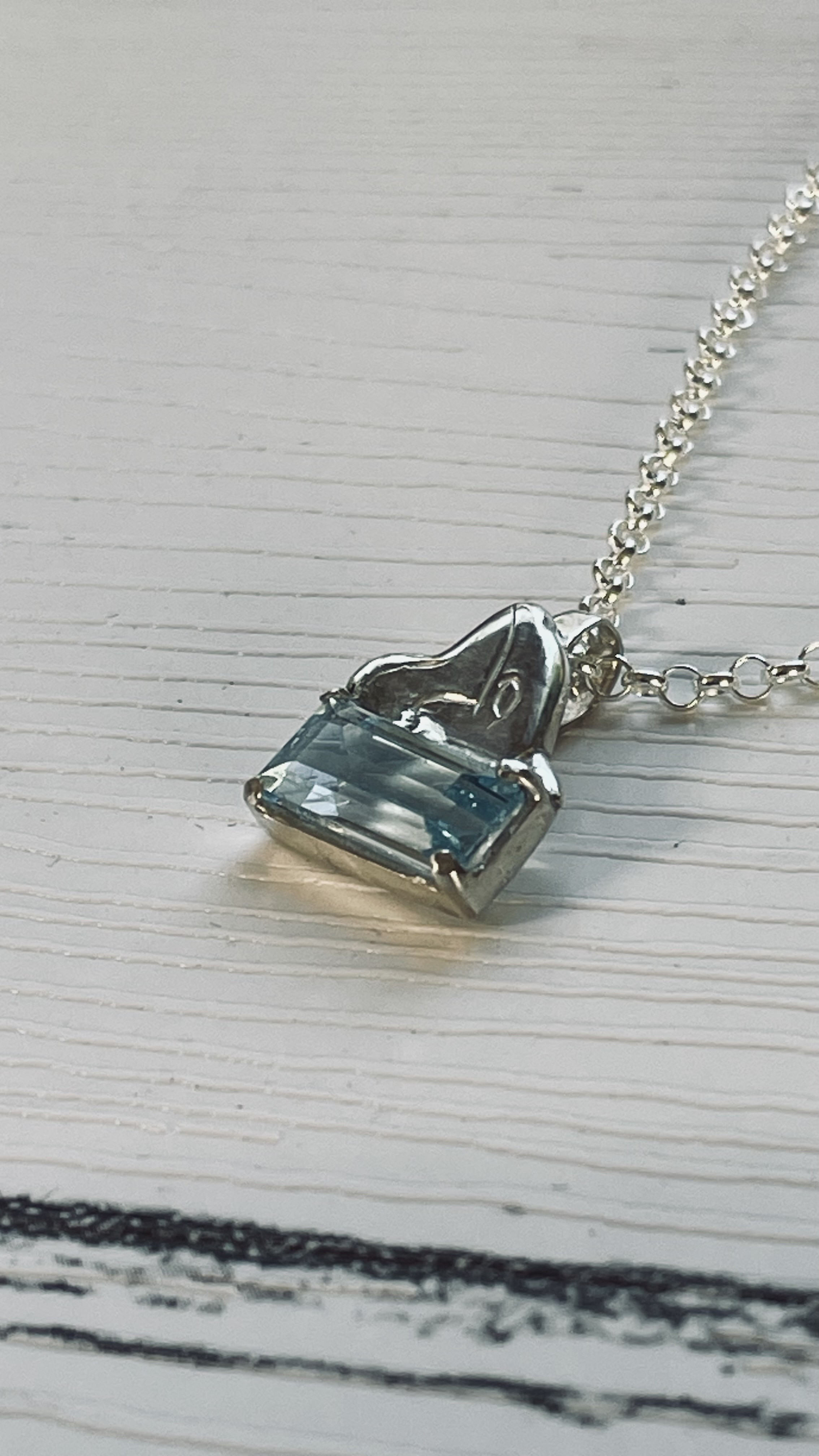 シャチとブルートパーズのネックレス