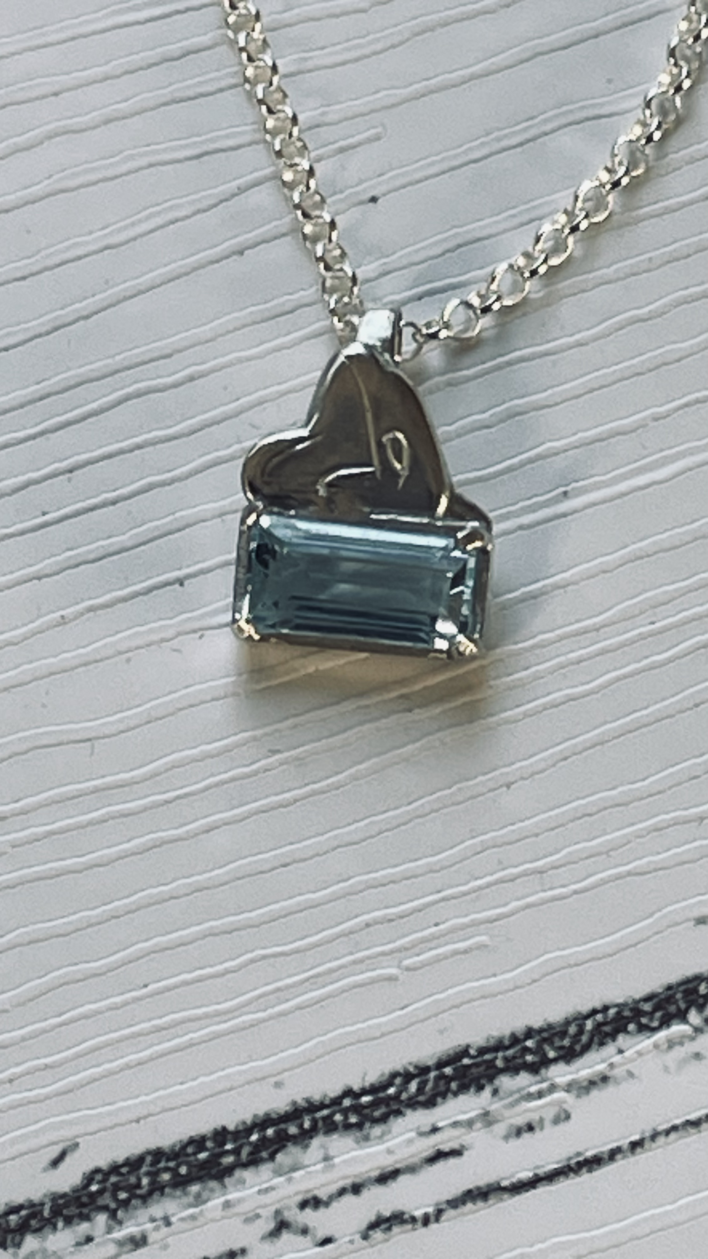 シャチとブルートパーズのネックレス