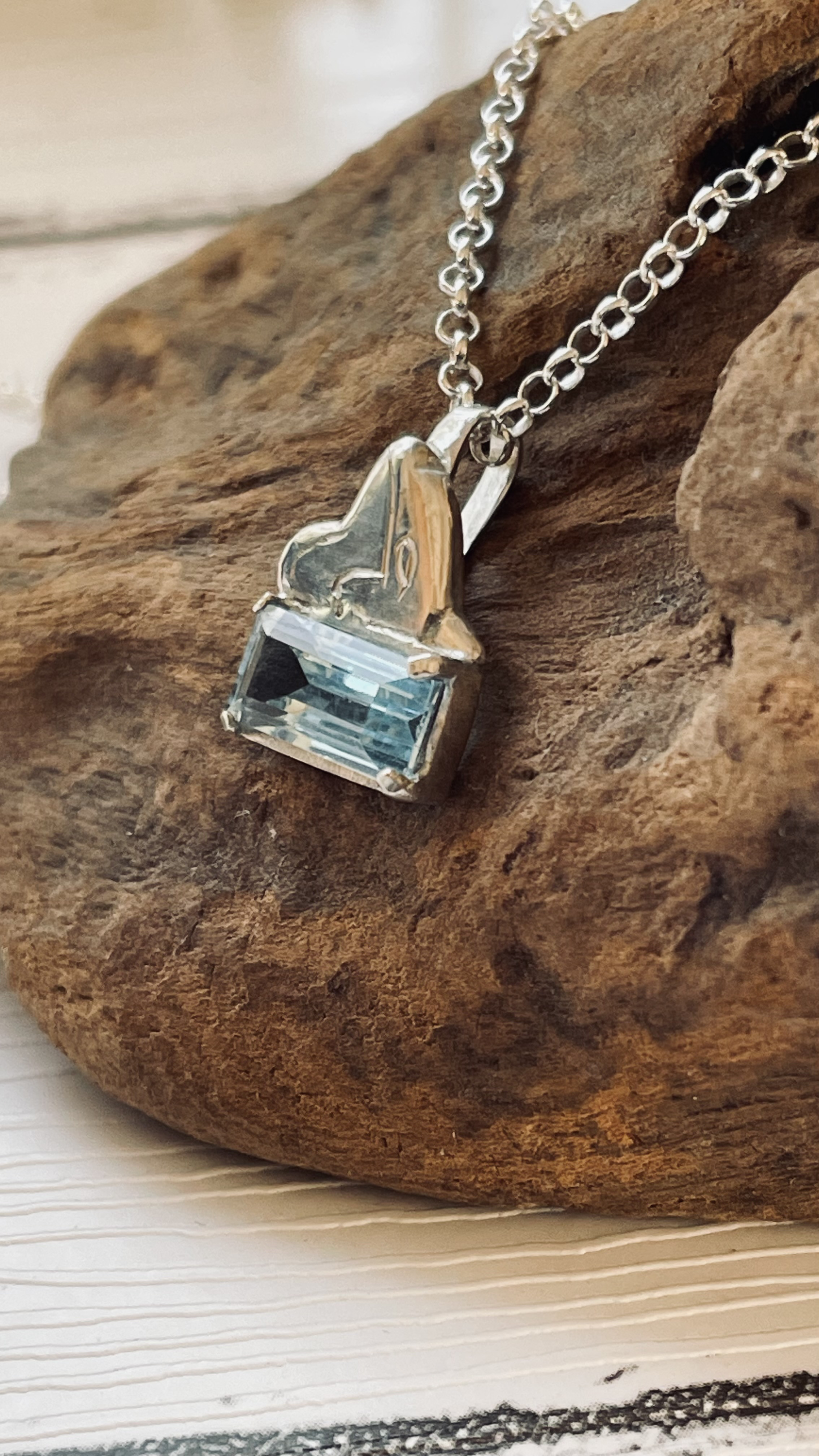 シャチとブルートパーズのネックレス