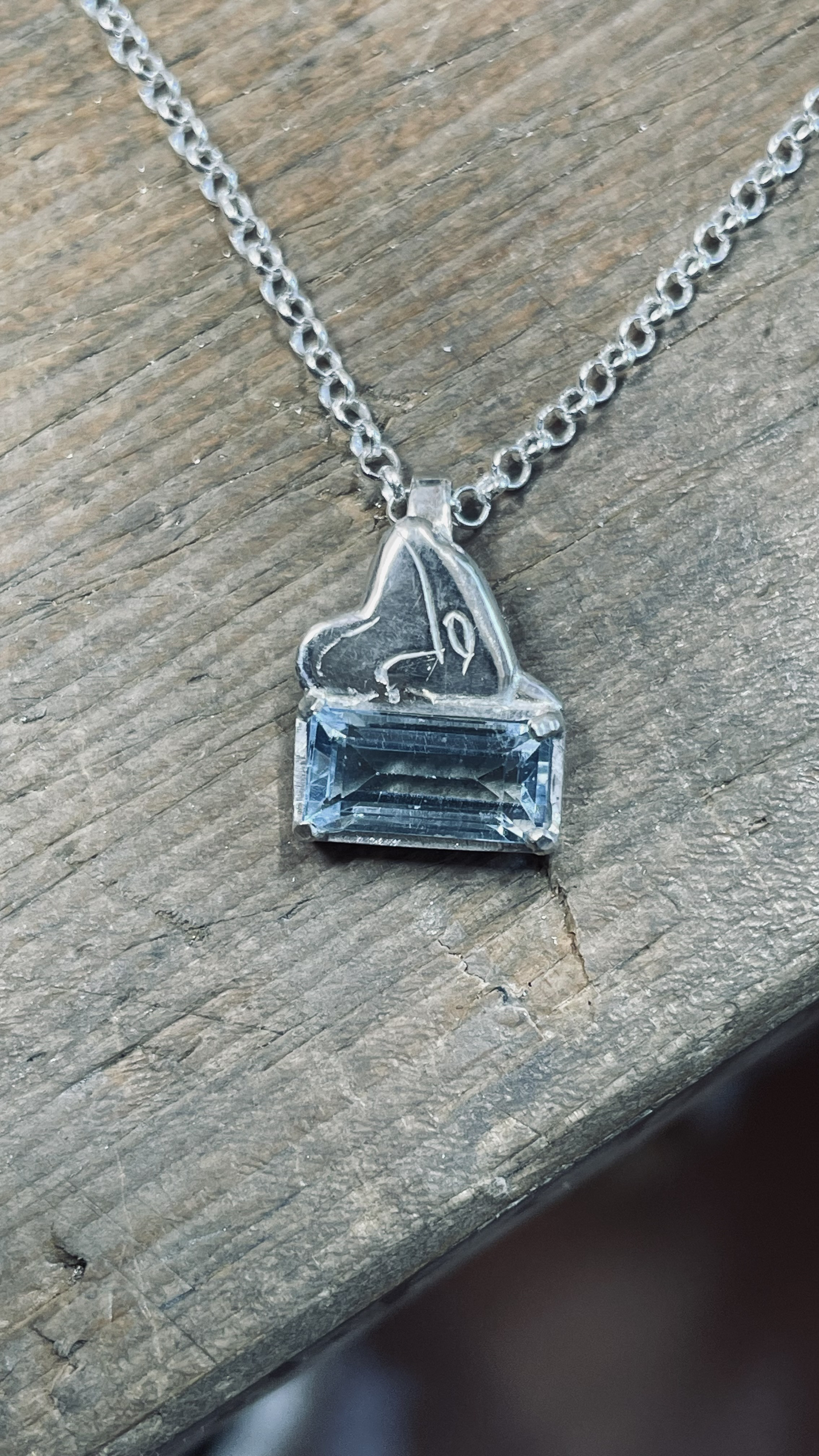 シャチとブルートパーズのネックレス