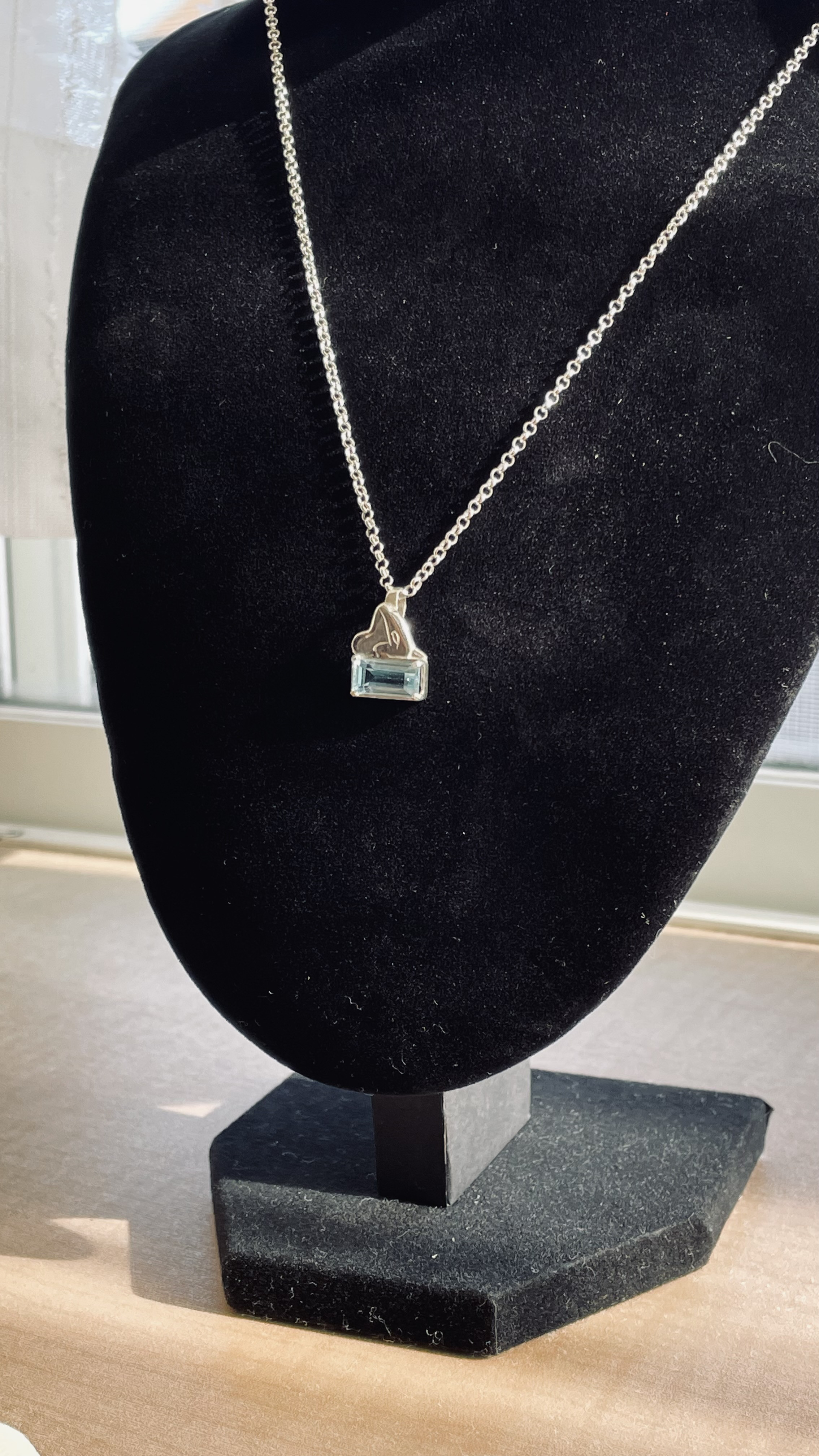 シャチとブルートパーズのネックレス