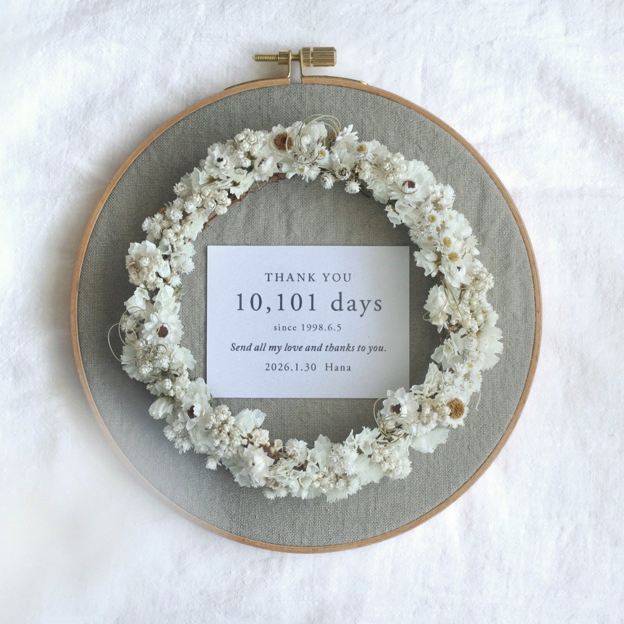 子育て感謝状｜刺繍枠のフラワーリース｜白い小花 × グラスベージュ　ドライフラワー 両親贈呈品 結婚式