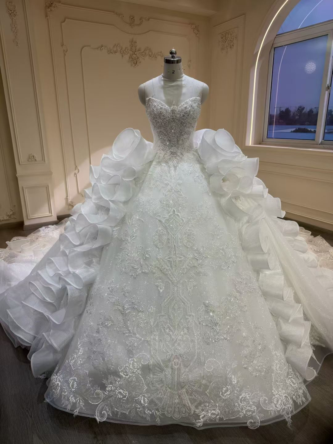 ギャザースカート　チューブトップ　プリンセスライン　ボリューム　ロングトレーン目立つ　憧れのウェディングドレスブライダル