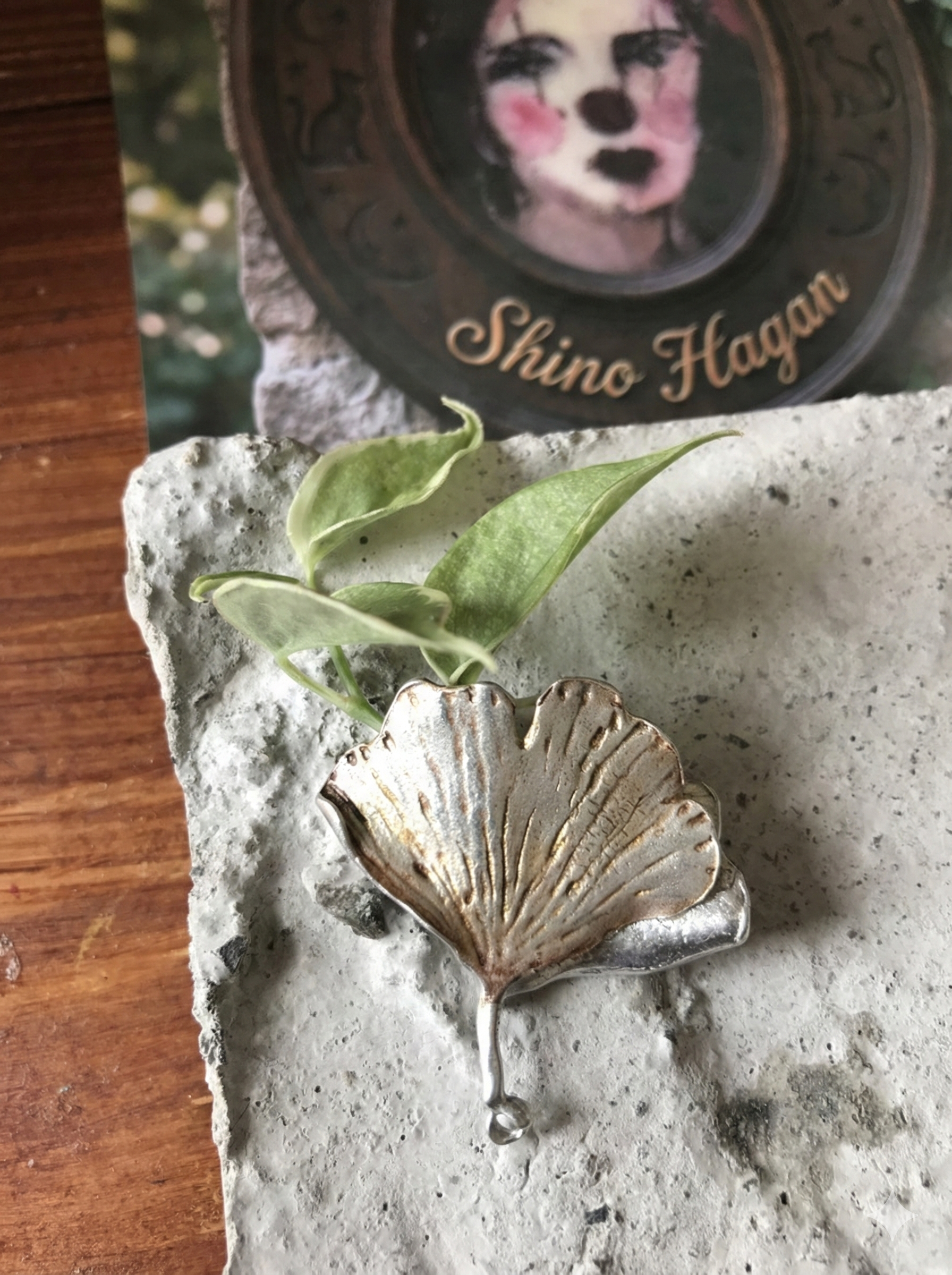 小さな彫刻ピンブローチ