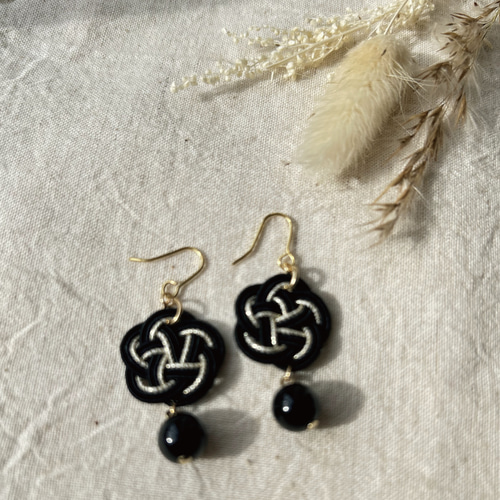 オニキス付き水引ピアス 梅結び【ブラック×ホワイトゴールド】 ピアス