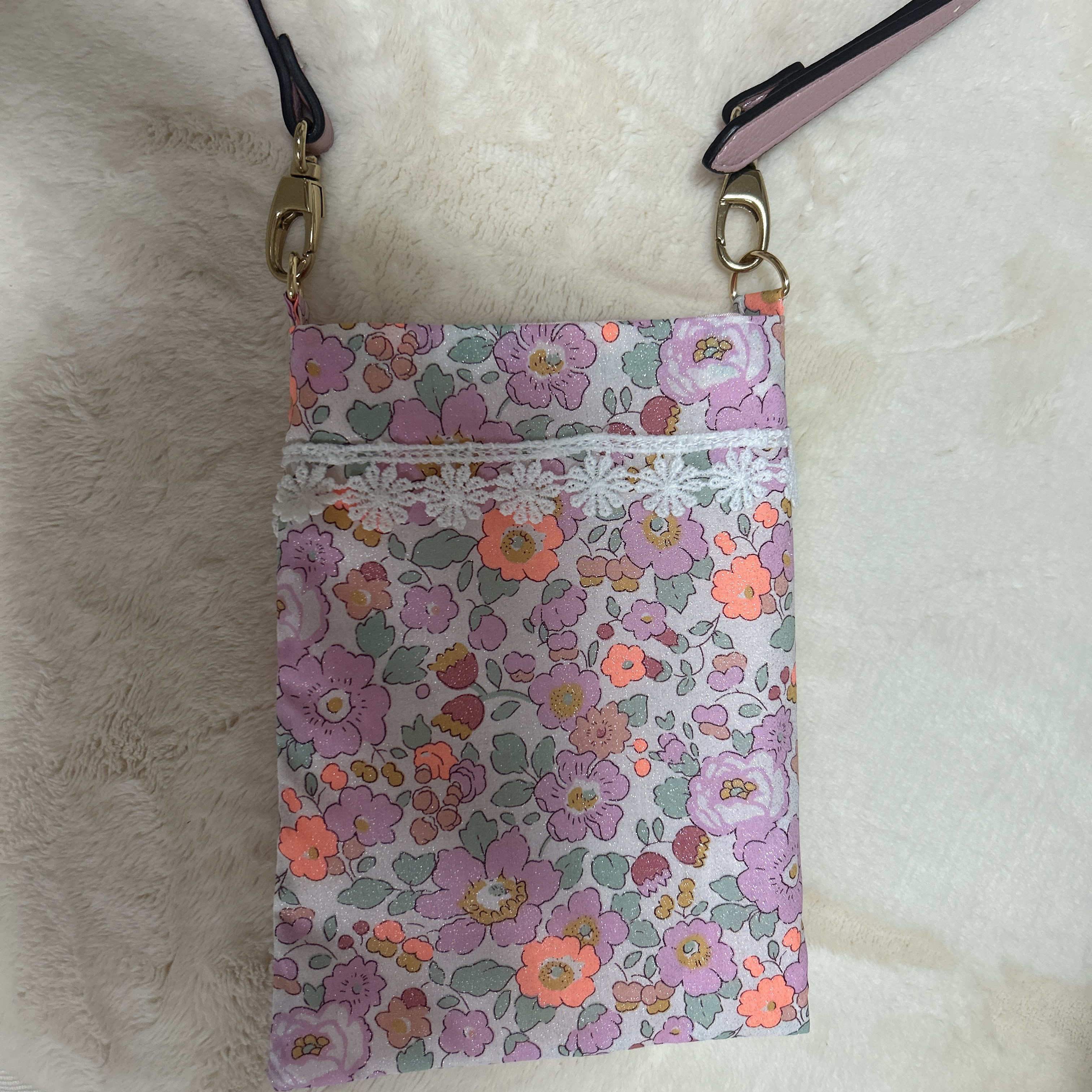 花柄スマホケースショルダーストラップありと無し