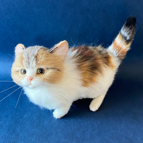 羊毛フェルト猫 全身 リアル可愛い三毛のマンチカン 羊毛フェルト