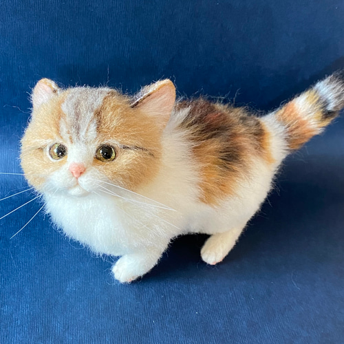 羊毛フェルト猫 全身 リアル可愛い三毛のマンチカン 羊毛フェルト