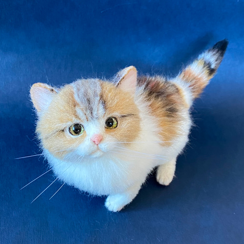 羊毛フェルト猫 全身 リアル可愛い三毛のマンチカン 羊毛フェルト