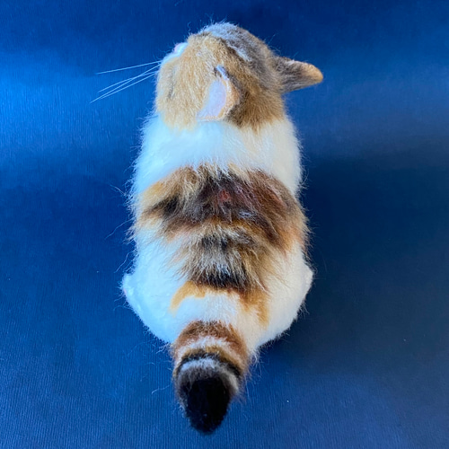 羊毛フェルト猫 全身 リアル可愛い三毛のマンチカン 羊毛フェルト