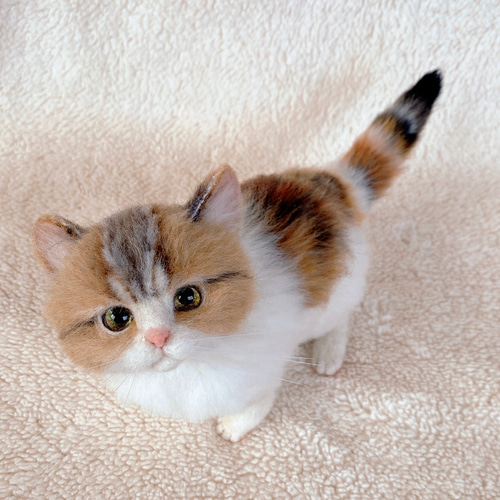 羊毛フェルト猫 全身 リアル可愛い三毛のマンチカン 羊毛フェルト