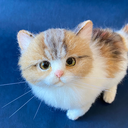 羊毛フェルト猫 全身 リアル可愛い三毛のマンチカン 羊毛フェルト