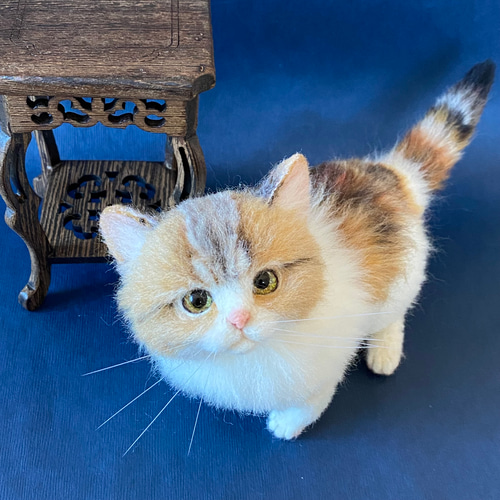 羊毛フェルト猫 全身 リアル可愛い三毛のマンチカン 羊毛フェルト