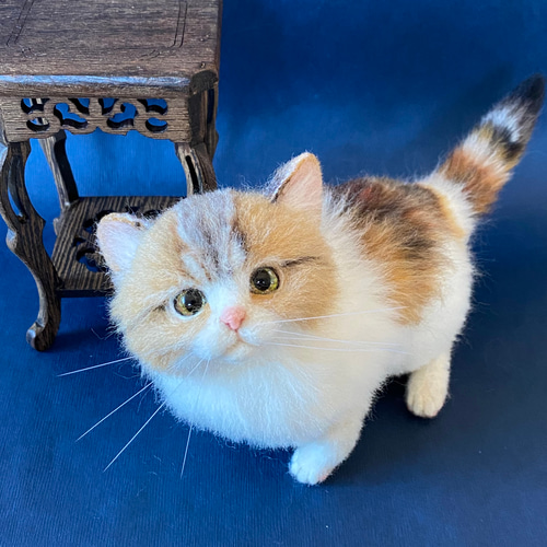 羊毛フェルト猫 全身 リアル可愛い三毛のマンチカン 羊毛フェルト