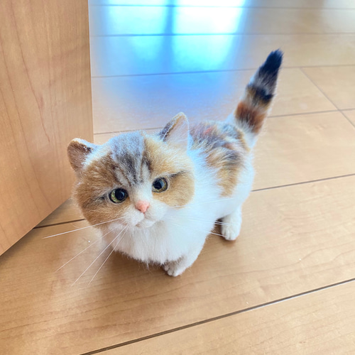 羊毛フェルト猫 全身 リアル可愛い三毛のマンチカン 羊毛フェルト