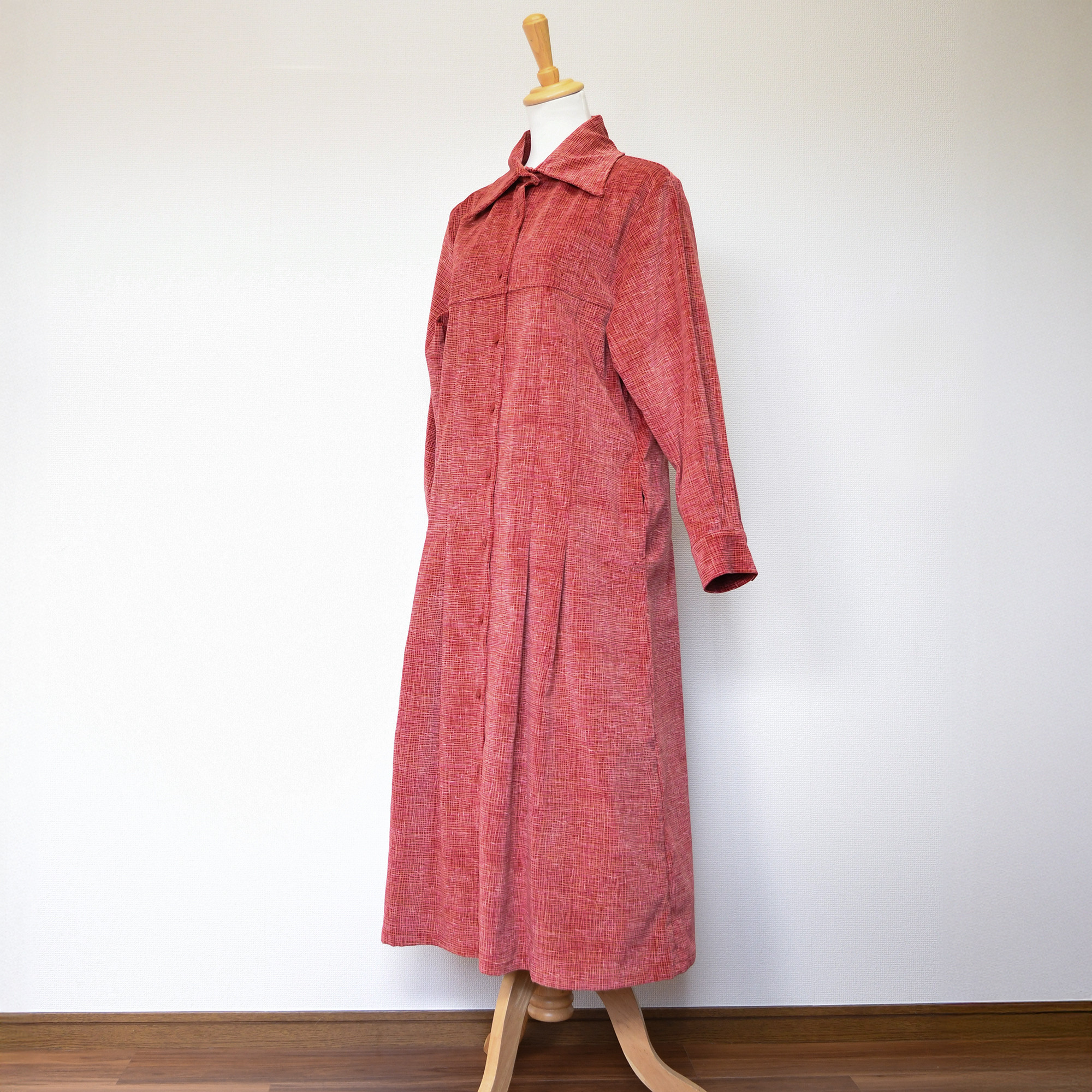 送料無料【完全一点物】プリーツタックワンピース（レッドチェックコーデュロイ）